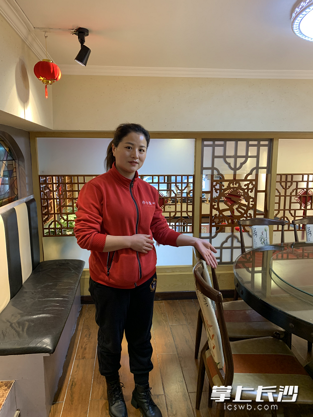 陈明新介绍，顾客当时把袋子遗落在这个座位上。长沙晚报全媒体记者 邓艳红 摄