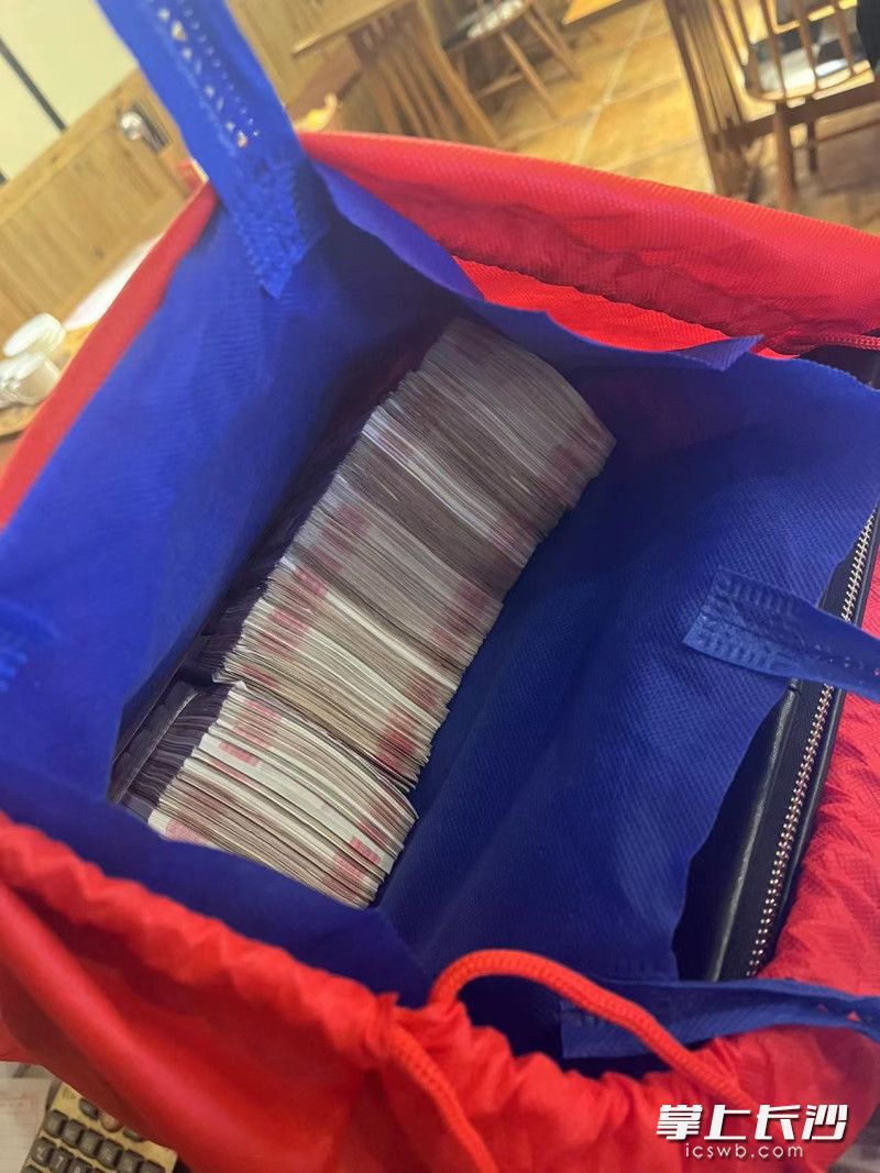 顾客遗落在饭店的现金。受访者供图