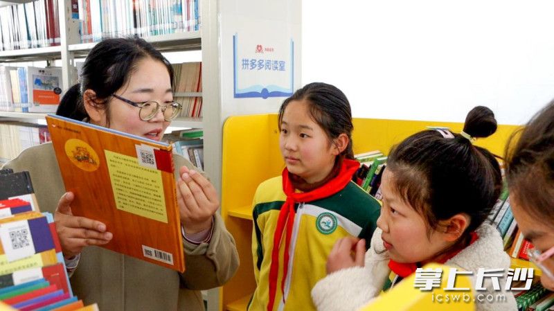 2月21日，“为你读书”公益行动联合河南广播电视台走进河南省舞阳县侯集镇余庄小学。该校语文教师张亚丽正给学生们讲述阅读方法。董旭 摄