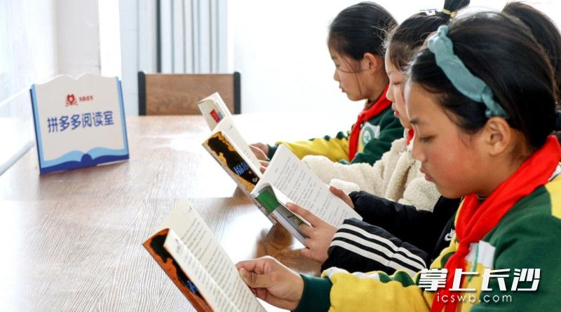 徜徉于书海，是余庄小学五（2）班的王熠晴的日常爱好之一。董旭 摄