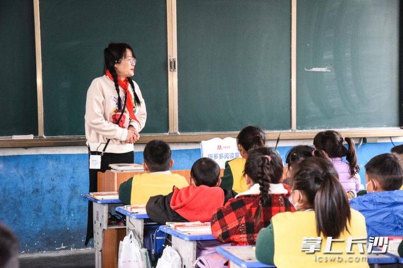 “为你读书”公益行动携手著名作家、励志杂志《哲思》创始人齐心，分享自己的阅读体会，鼓励学生们踊跃表达阅读时的疑惑。 董旭 摄