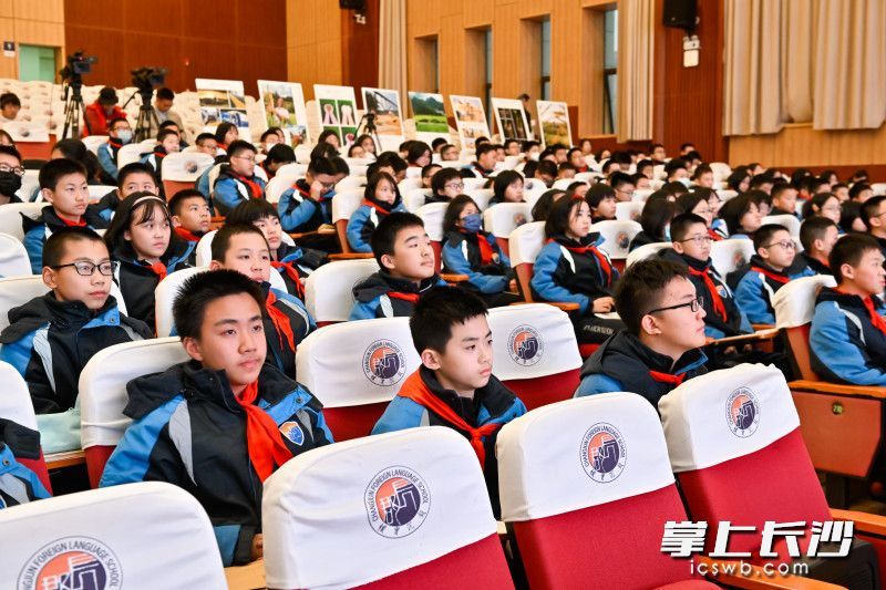 学生认真聆听讲座。