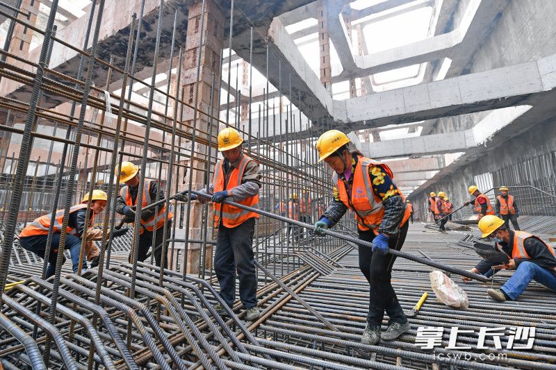 施工人员紧锣密鼓地进行首块底板浇筑相关准备工作。