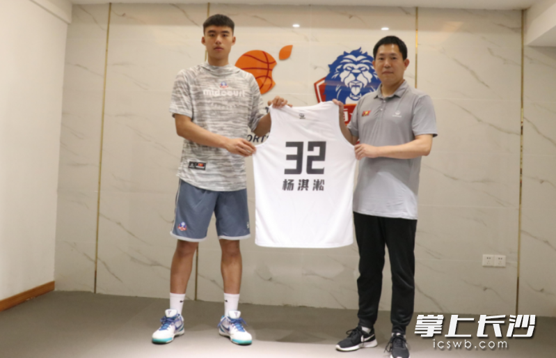 杨淇淞（左）签约长沙勇胜。均为资料图片