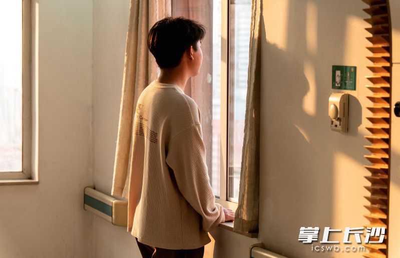 小伟（化名）在家人的陪同下，来到湘雅医院求医。图片均为通讯员 雨馨 摄