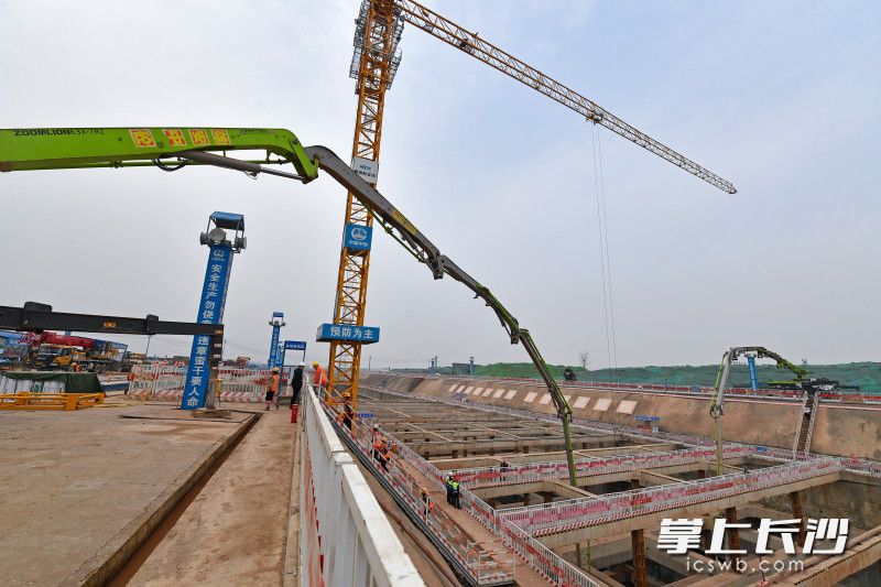 3月1日上午，长沙机场改扩建工程施工现场，施工人员在进行长赣铁路黄花机场站首块底板的浇筑。均为长沙晚报全媒体记者 王志伟 摄
