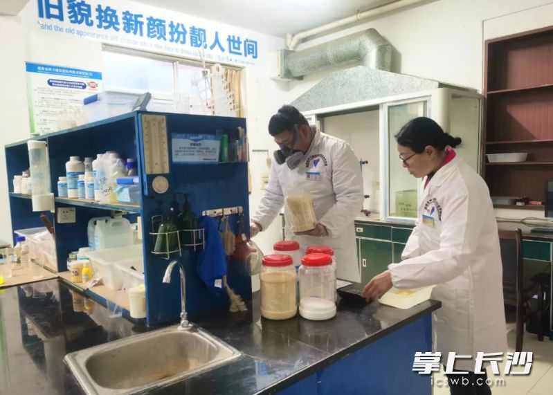 湖南神力胶业集团产品远销98个国家和地区。 周媖供图