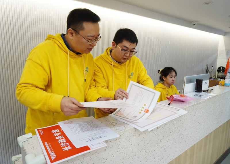 “每日思”收到芙蓉区政府免费寄送的证照及公章。均为长沙晚报通讯员 杨宁摄