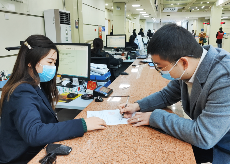 “每日思”负责人在芙蓉区政务服务大厅窗口递交申请材料。