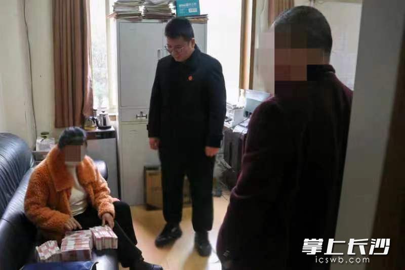 在法院的主持人下，李女士终于收回了自己的欠款。通讯员 供图