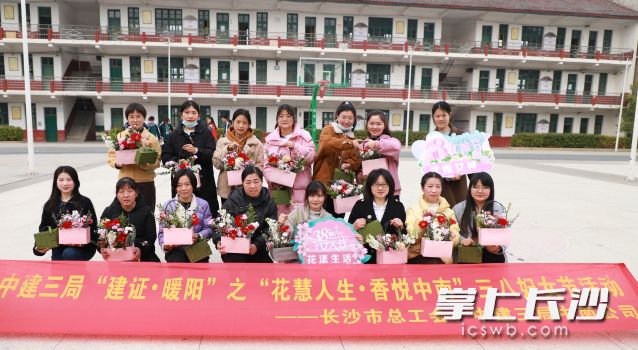 中建三局的女职工和大坪中学的老师正展示自己的作品。