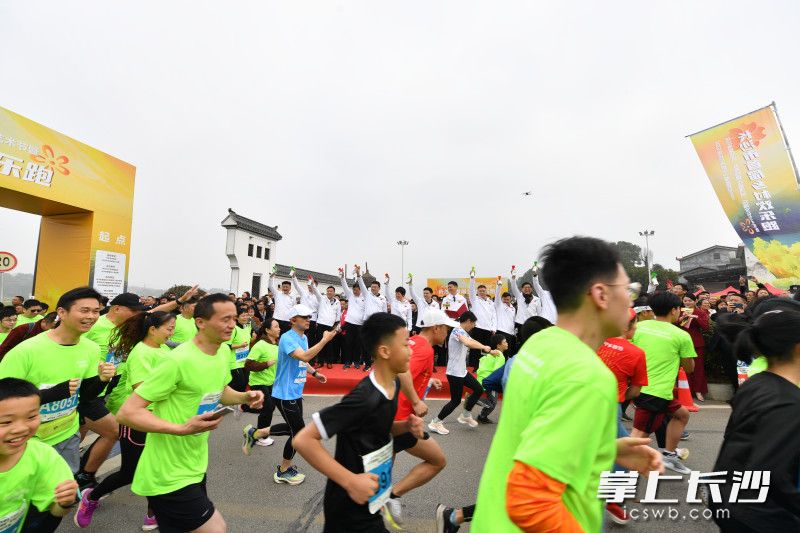 参赛选手们冲过起跑线。