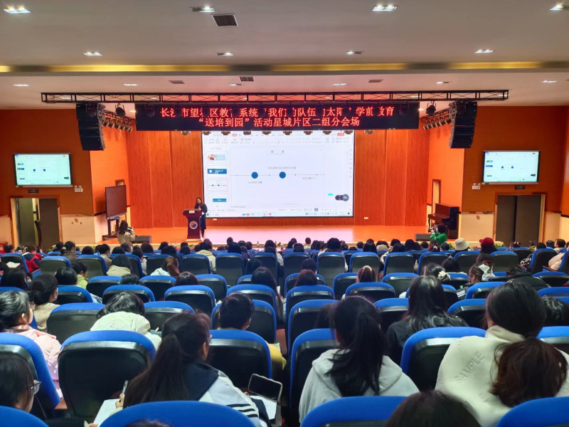 星城片区二组的培训中,长沙市体操学校幼儿园园长张静做专题讲座。均为长沙晚报全媒体记者 陈良 摄 星城片区二组的培训中,长沙市体操学校幼儿园园长张静做专题讲座。均为长沙晚报全媒体记者 陈良 摄