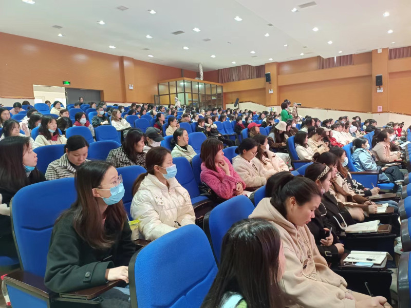 参加培训的幼儿园教师认真听课。 参加培训的幼儿园教师认真听课。