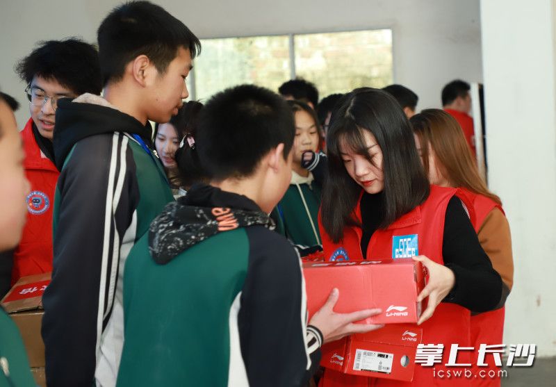 。活动中，志愿者“妈妈”们为36个孩子送上了心愿礼物。