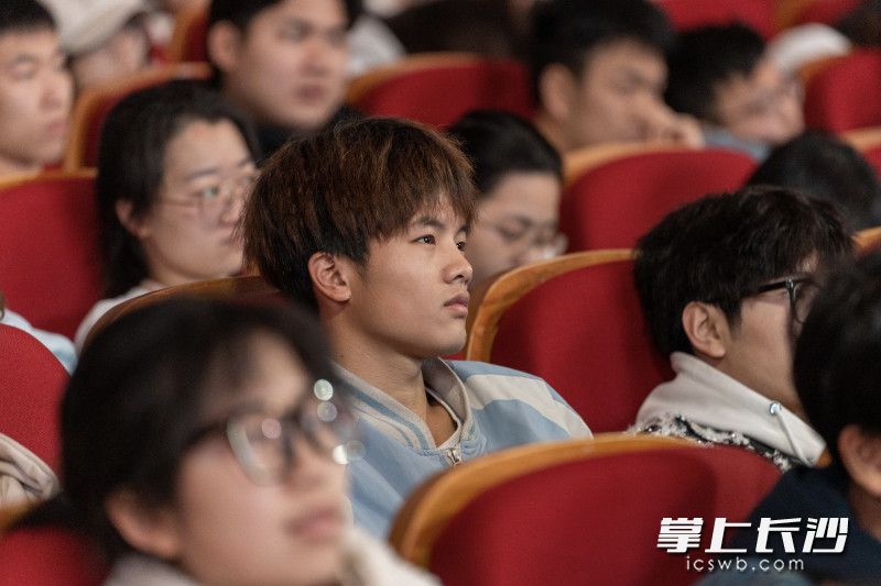 长大学子用实际行动在志愿服务中传承红色经典、讲好雷锋故事。
