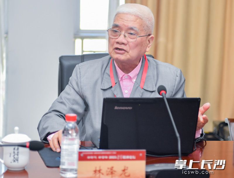 海南省教育科学研究所原所长、海南省关工委副主任林泽龙，以《时代的楷模，不朽的精神》为主题分享了自己多年深耕雷锋精神的感悟。