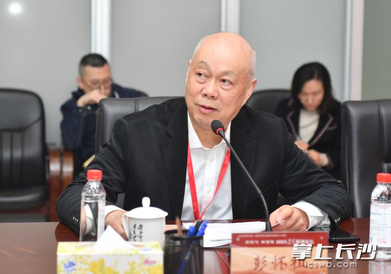 南通大学教育科学学院教授、江苏先进典型研究中心主任彭怀祖及其团队，明确提出雷锋精神是“信念坚定、志愿服务、敬业奉献、持之以恒”。