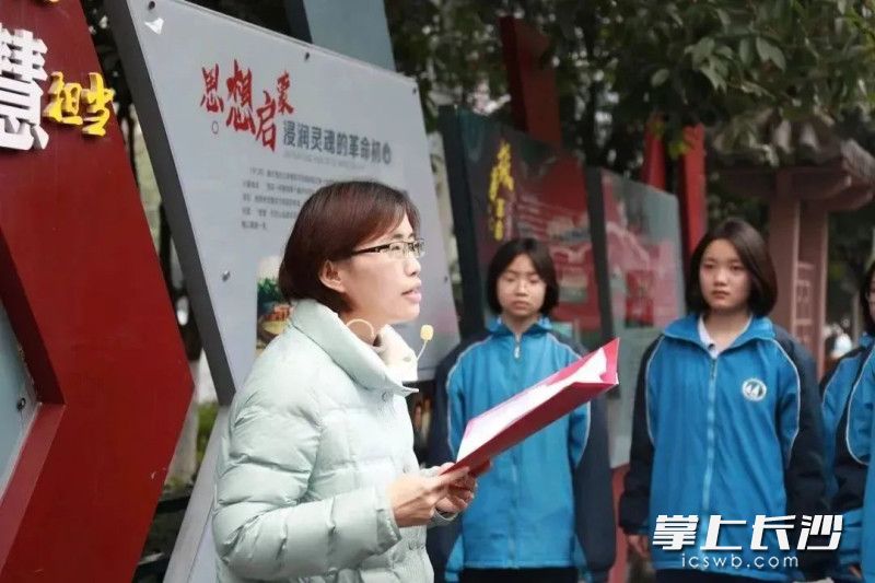 学生们在认真听课。 学生们在认真听课。