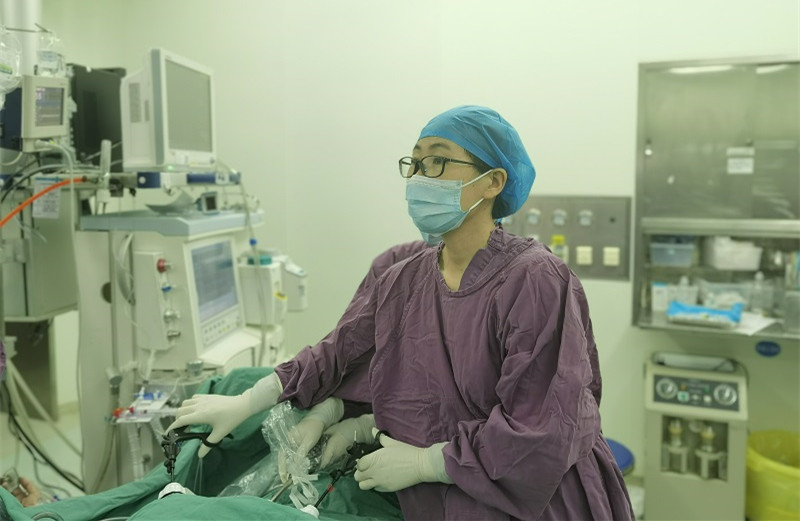 中南大学湘雅三医院妇科专家正在为子宫肌瘤多发、复发患者实施手术治疗。 医院供图 中南大学湘雅三医院妇科专家正在为子宫肌瘤多发、复发患者实施手术治疗。 医院供图