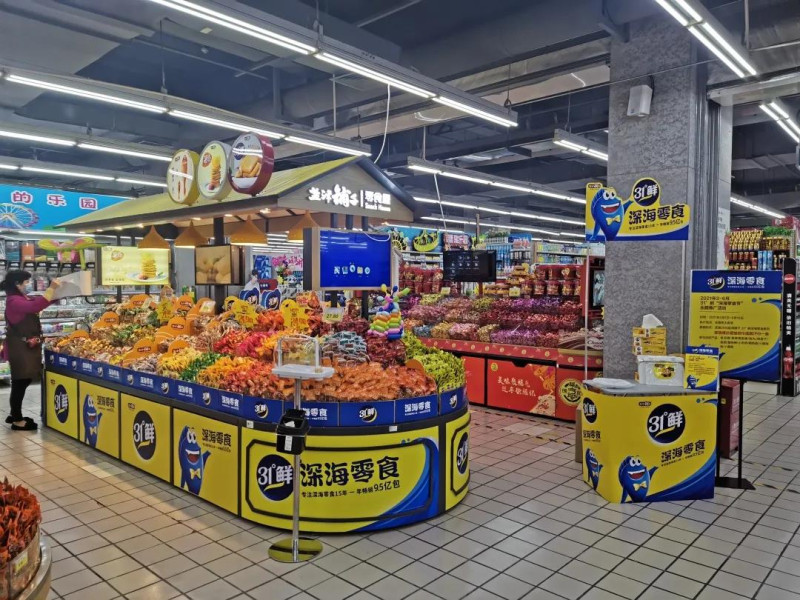 大超市随处可见的“深海零食”是盐津铺子拳头产品。盐津铺子供图