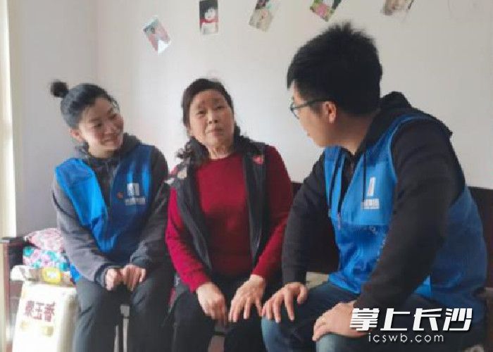 志愿者们正在开展住户入户服务，与独居老人拉家常。_副本