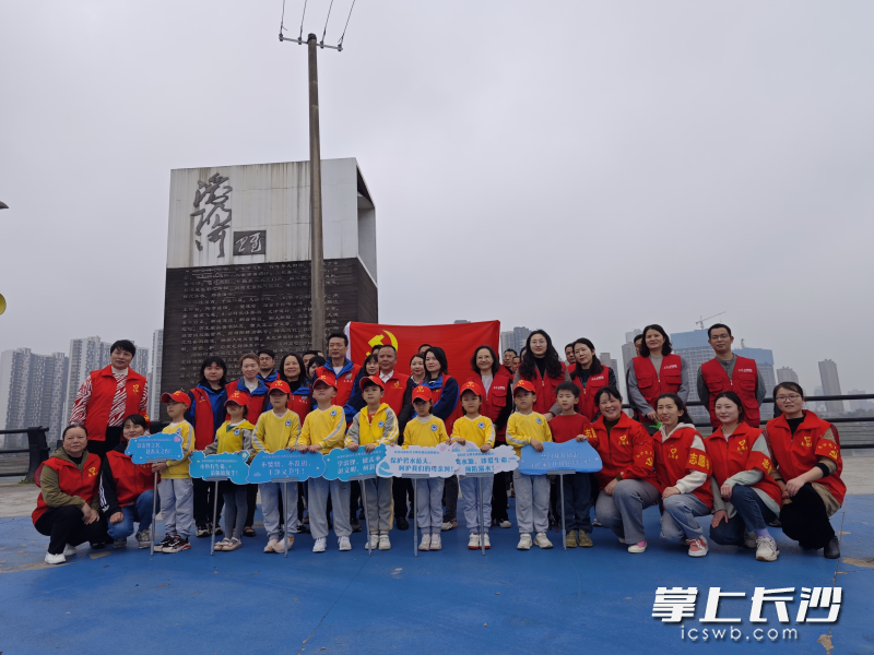 马坡岭街道农园路幼儿园的小朋友，来和大人一起巡河净滩，清理白色垃圾。均为长沙晚报通讯员 杨澍 甘紫微 摄