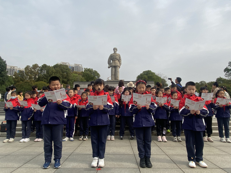 全体同学在雷锋雕像前歌唱雷锋，吟诵雷锋。均为长沙晚报通讯员 周君 摄