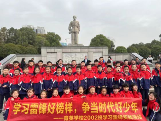 全体同学在雷锋雕像前合影。