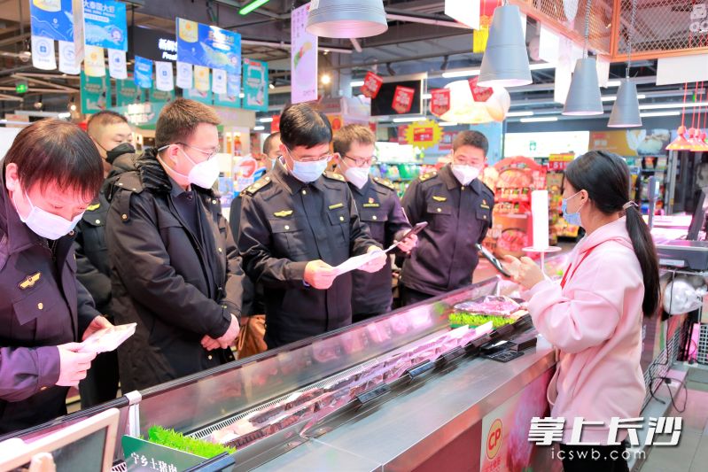 宁乡市市监局执法人员正在进行食品安全检查。长沙晚报全媒体记者 张禹 通讯员 廖建强 摄影报道