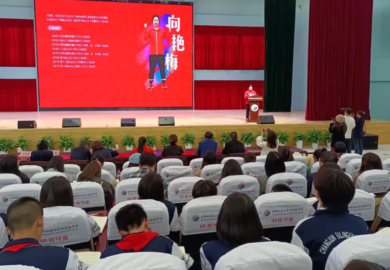 向艳梅正在给同学们讲述自己运动员生涯中的故事。均为长沙晚报全媒体记者 陈良 摄