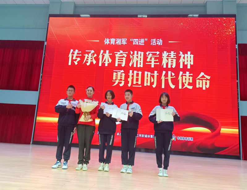 孙文雁与获得赠书的学生合影。