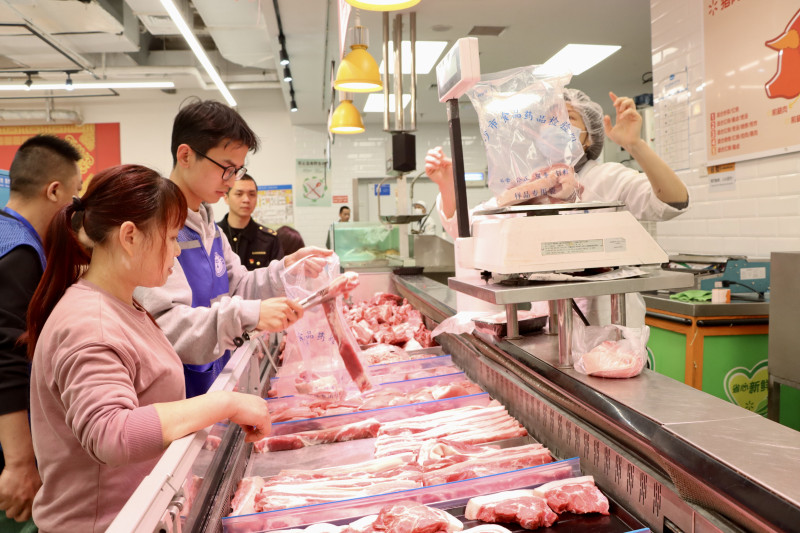 消费者在沃尔玛超市参加食品安全“你点我检”活动。长沙晚报全媒体记者　周辉霞　摄