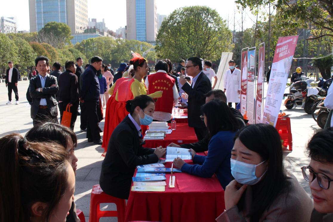 不少摊位前排起了队。均为长沙晚报通讯员 张伟 摄