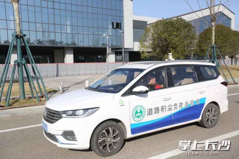 雨花区道路积尘负荷监测走航车“上岗”。 均为全媒体记者 周游 通讯员 高兴 摄