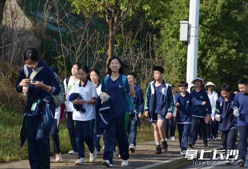 同学们一路上不放弃不道苦累，铆足劲儿朝着目的地进发。学校供图