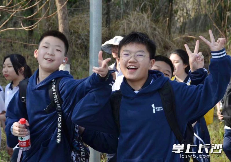 学子们意气风发，精神抖擞。