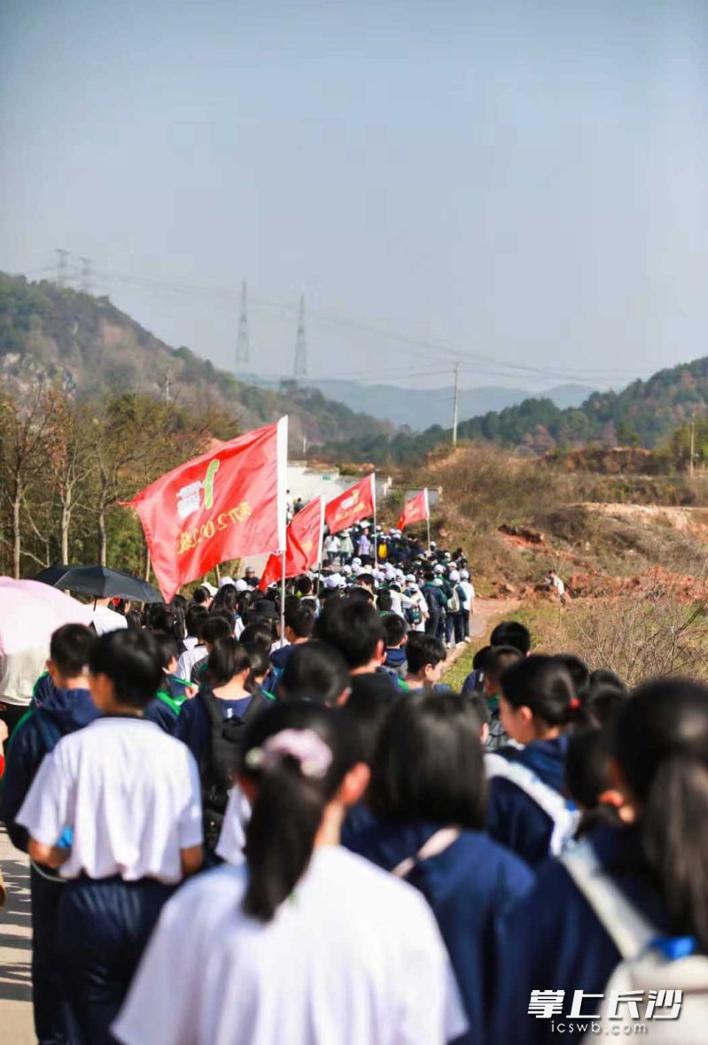 长长的毅行队伍成为沿途的一道风景线。学校供图