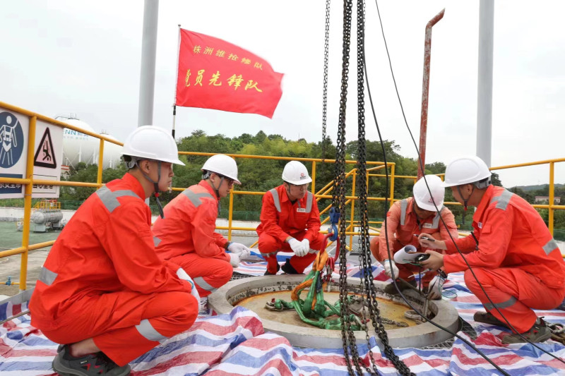 国家管网西气东输长沙输气分公司站场工作人员正在对设备进行检修。