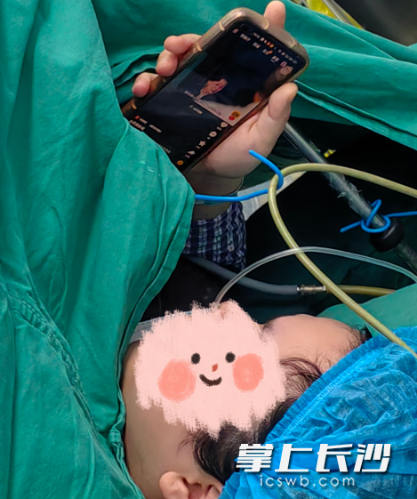 孕妇在手术台上刷着抖音看视频。