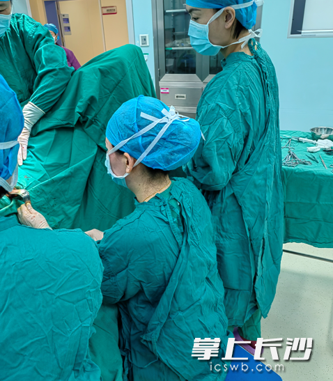 湖南省妇幼保健院产一科医生操作熟练，快速为孕妇实施宫颈环扎手术。均为长沙晚报通讯员 潘华 供图