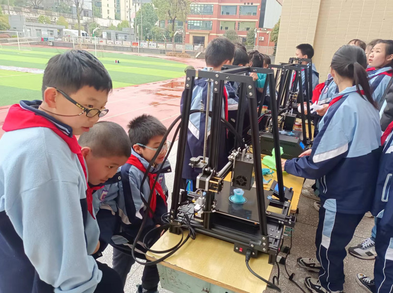 同学们在体验3D打印。均为长沙晚报全媒体记者 陈良 摄