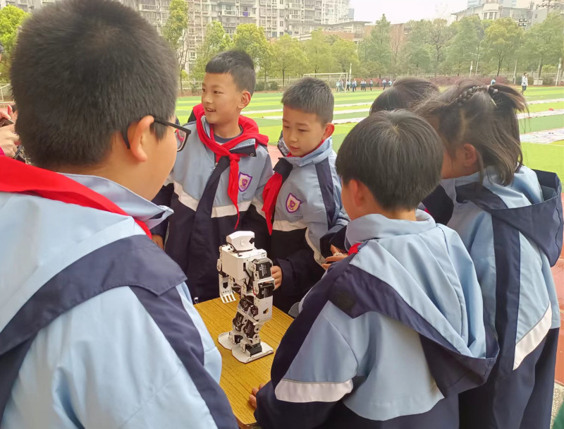 一个会跳舞的机器人引起了大家的关注。