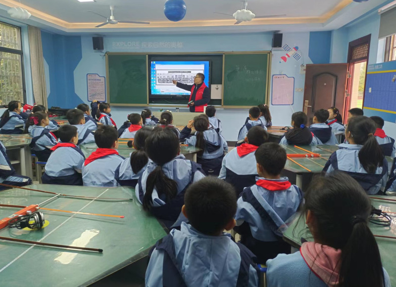 志愿者老师在给同学们上科普课。