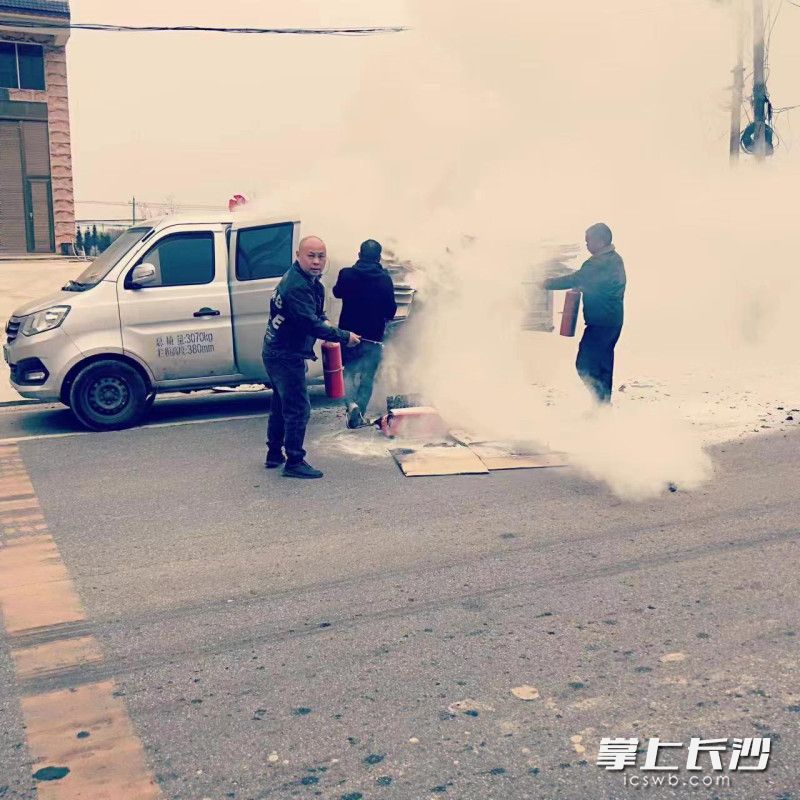 路遇运送纸板的小货车起火，公交车上司乘人员上前帮忙灭火。长沙晚报通讯员 王国光 供图
