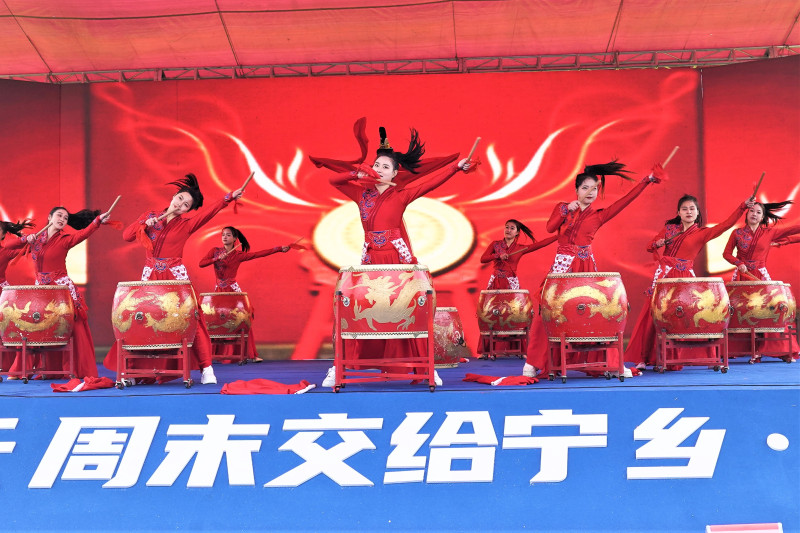 欢乐的锣鼓表演将现场气氛推向高潮。