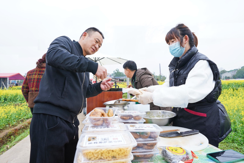 游客们开心品尝美食、购买特产。