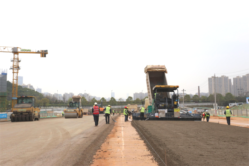 长望路西延线(金星路—北二环段)目前已完成部分路段水稳层施工,目前正在满员满设备作业。均为长沙晚报全媒体记者 陈焕明 通讯员 林雨 摄 长望路西延线(金星路—北二环段)目前已完成部分路段水稳层施工,目前正在满员满设备作业。均为长沙晚报全媒体记者 陈焕明 通讯员 林雨 摄