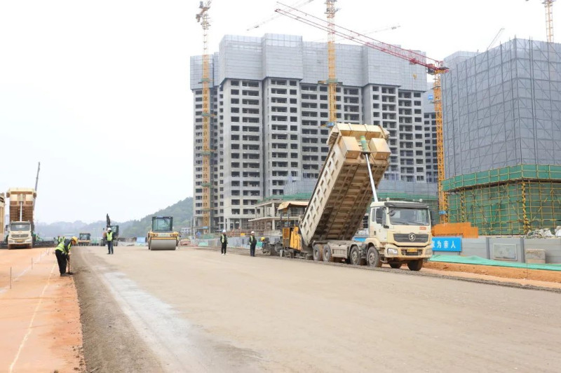 工人们正在进行水稳层施工 工人们正在进行水稳层施工