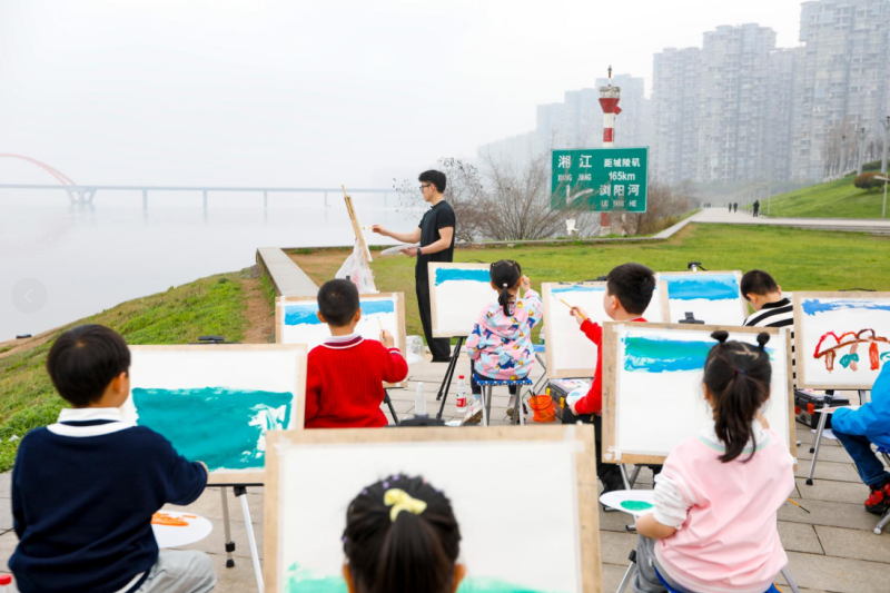 孩子们跟着画家哥哥共同描绘美丽长沙我的家。湖南卫视供图